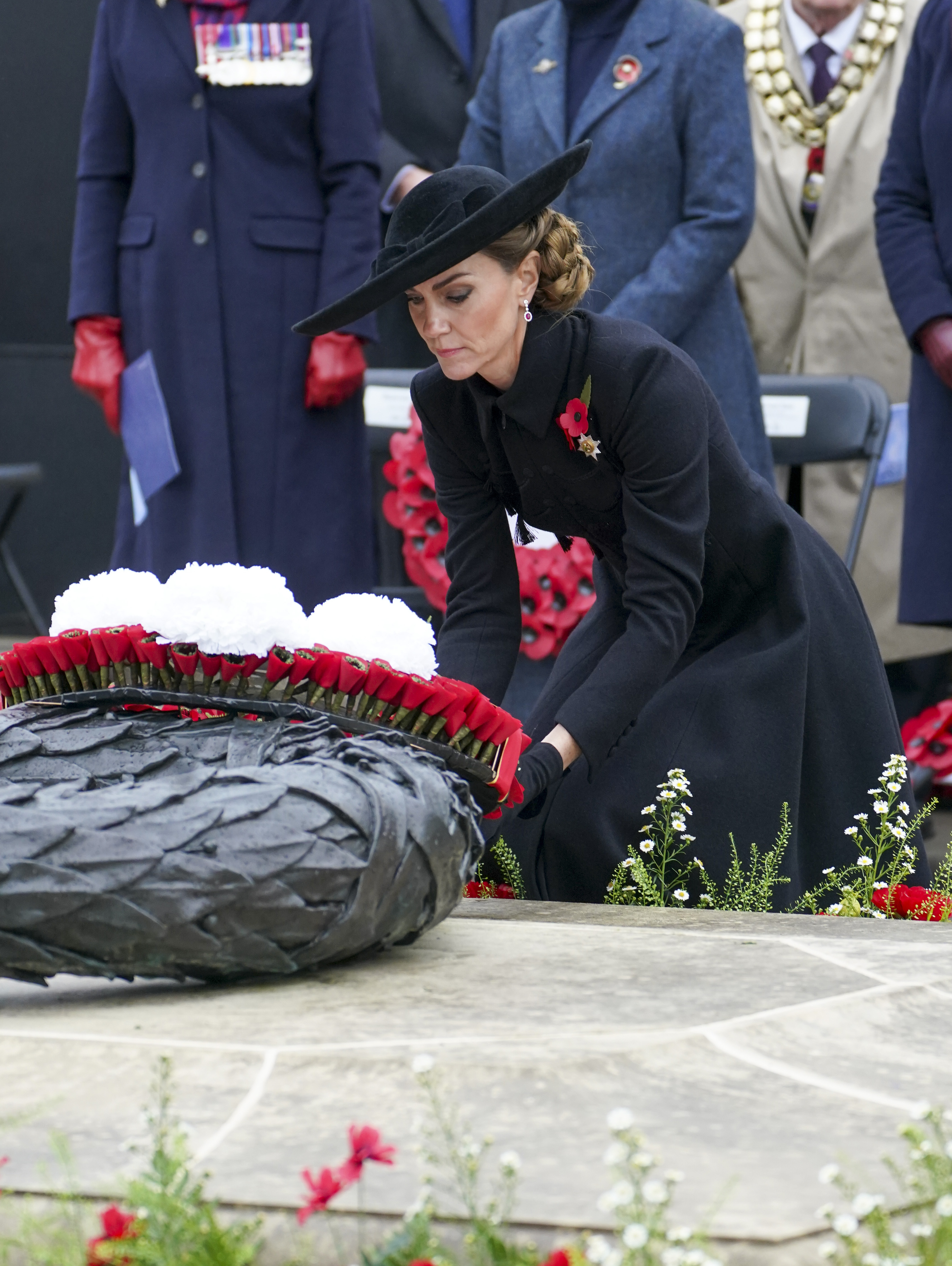 <p>Принцесата на Уелс направи специална поява за Деня на примирието &ndash; събитие, което обикновено е запазено за членове на британското кралско семейство. 43-годишната Кейт Мидълтън представляваше монархията на възпоменателна служба в Мемориала на въоръжените сили към Националния мемориален дендрариум на 11 ноември.</p>