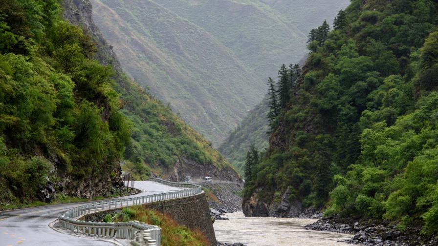 Огромен нов мост се срути в Китай (ВИДЕО)