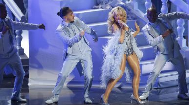 Sabrina Carpenter влиза в Страната на чудесата за филмов мюзикъл