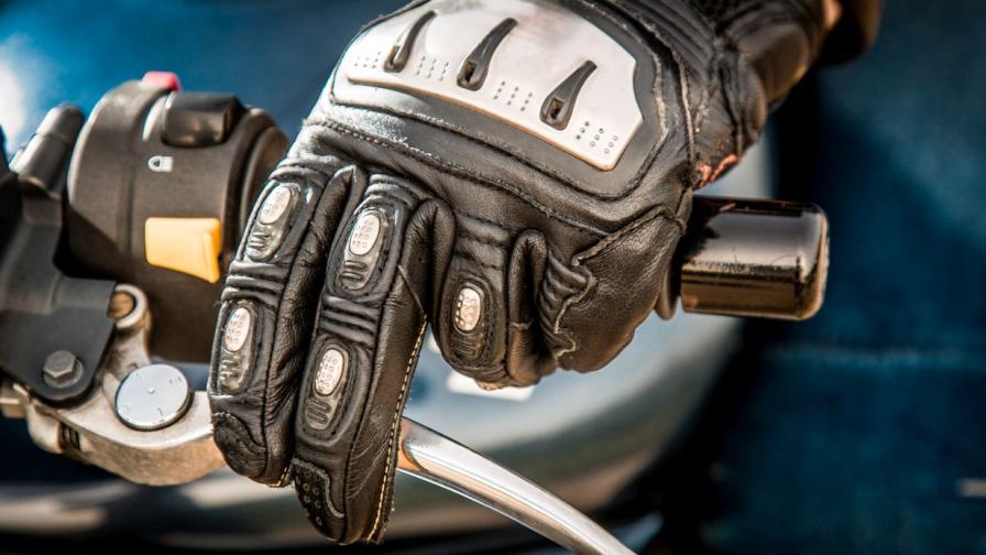 <p>Тийнейджъри&nbsp;уплашиха семейства в Перник с опасни каскади с мотор</p>