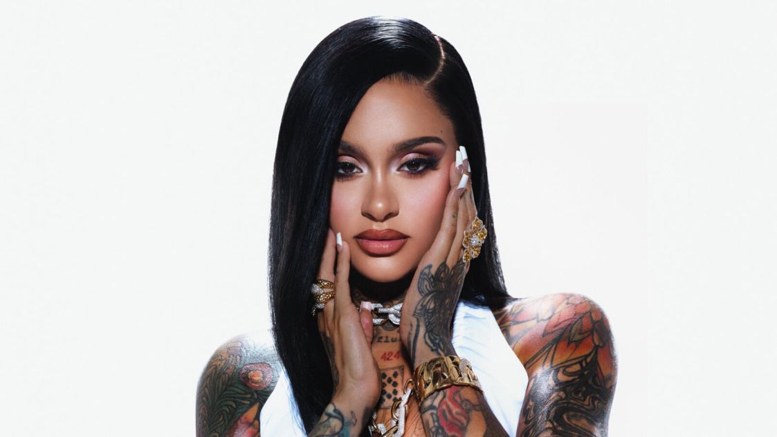 Kehlani представя официалното музикално видео към най-новия си сингъл „Out The Window“