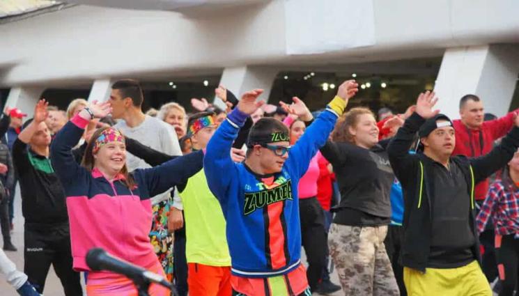 ZUMBA Различни но в ритъм - ЗУМБА В СЪРЦЕТО НА СОФИЯ: Обединява хора с и без увреждания чрез танца 