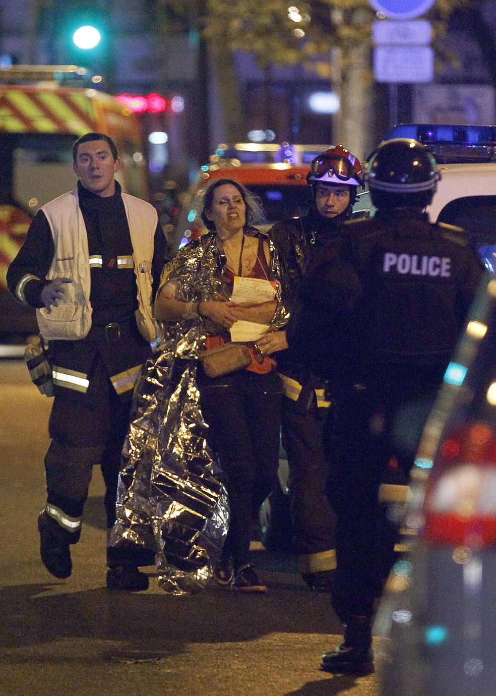 Той влиза вътре с пояс с експлозиви, но успява да взриви само част от експлозивите и загива само той.