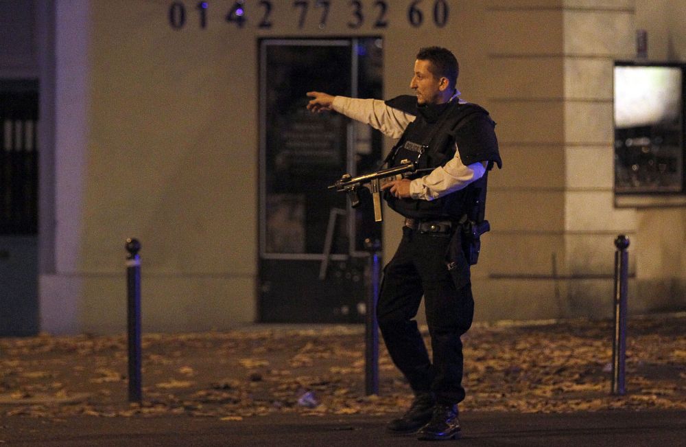 В 23,52 ч. френският президент прави обръщение към нацията, съобщавайки че в Париж се извършват терористични нападения.