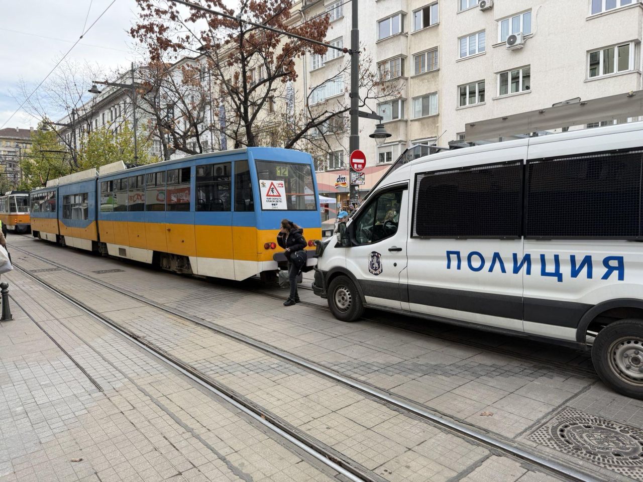 <p>Инцидент с трамвай блокира центъра на София на площад Славейков. На място има множество екипи на полицията, районът е отцепен с полицейски ленти. Един от трамваите е блъснал пешеходка. Причините за инцидента се изясняват.</p>