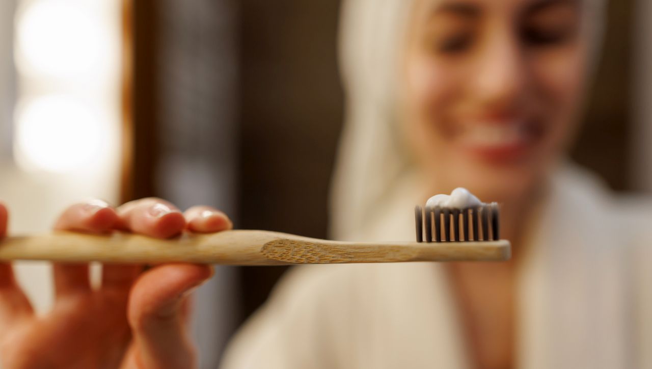 Къде да не държите четката си за зъби: 3 места в банята, които я правят опасна
