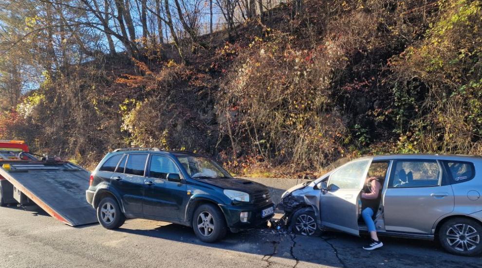 Челен удар между две коли затруднява движението на пътя Рожен - Смолян