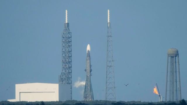 Мощна слънчева буря забави изстрелването на новата ракета „Ню Глен“