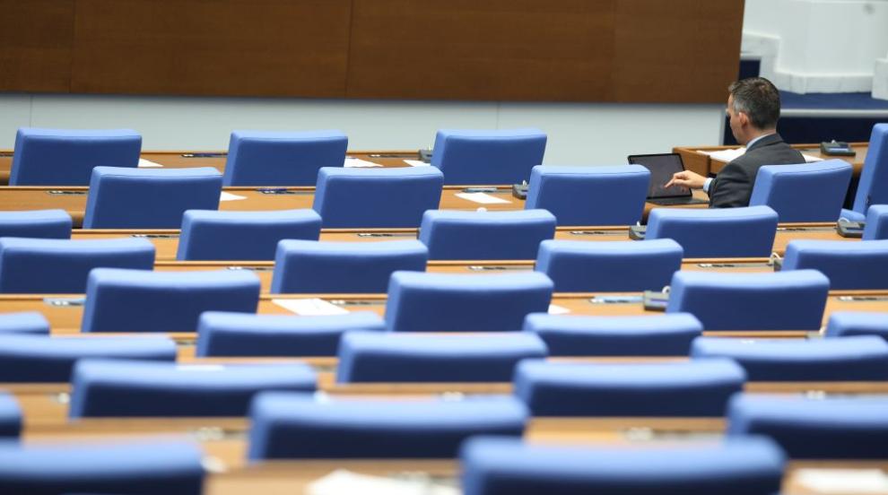Парламентът изслушва служебния премиер и трима министри