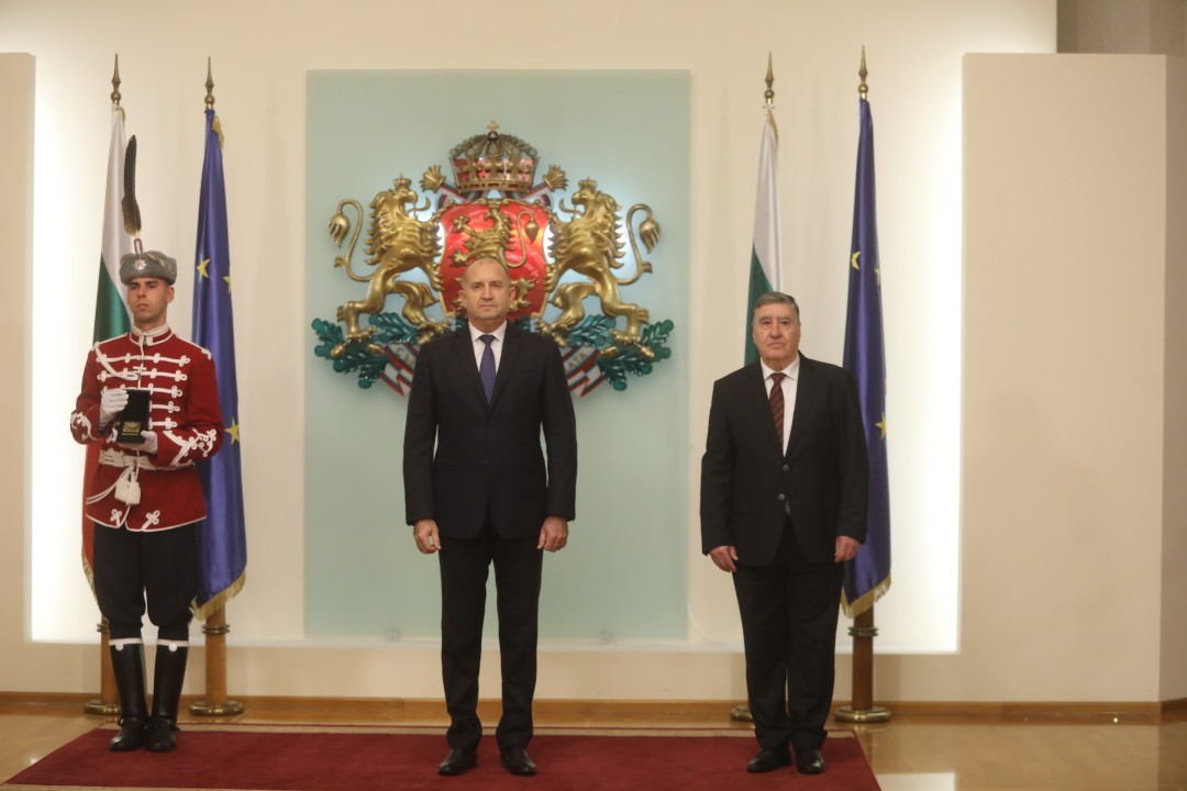 <p>Държавният глава удостои с Почетния знак изявени български спортисти и спортни деятели за изключителните им заслуги към българския и световния спорт. Отличени бяха Стоян Димитров, Любомир Ганев, Серафим Бързаков и Мария Петрова. Наградата бе връчена по повод кръгли годишнини и значимия им принос към развитието на Олимпийското движение и младите таланти.</p>