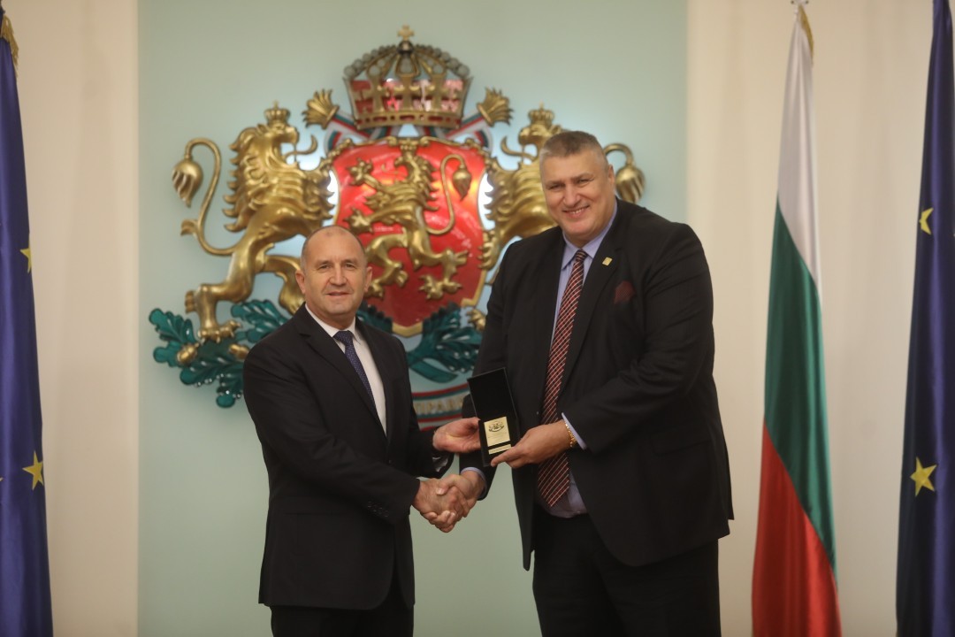 <p>Държавният глава удостои с Почетния знак изявени български спортисти и спортни деятели за изключителните им заслуги към българския и световния спорт. Отличени бяха Стоян Димитров, Любомир Ганев, Серафим Бързаков и Мария Петрова. Наградата бе връчена по повод кръгли годишнини и значимия им принос към развитието на Олимпийското движение и младите таланти.</p>