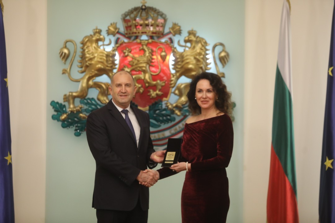 <p>Държавният глава удостои с Почетния знак изявени български спортисти и спортни деятели за изключителните им заслуги към българския и световния спорт. Отличени бяха Стоян Димитров, Любомир Ганев, Серафим Бързаков и Мария Петрова. Наградата бе връчена по повод кръгли годишнини и значимия им принос към развитието на Олимпийското движение и младите таланти.</p>