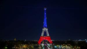 Айфеловата кула в цветовете на френското знаме