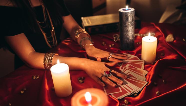 врачка - СЪДРА ИМ КОЖАТА: Фалшива врачка отмъкна милиони от клиентите си!