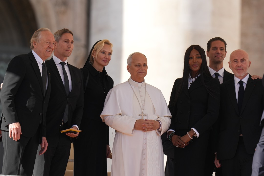 <p>55-годишният британски супермодел участва в традиционната обща аудиенция на площад &bdquo;Свети Петър&ldquo; &ndash; събитие, което се провежда всяка сряда, когато папата е в Рим. То дава възможност на поклонници и посетители да получат лично благословията му.</p>