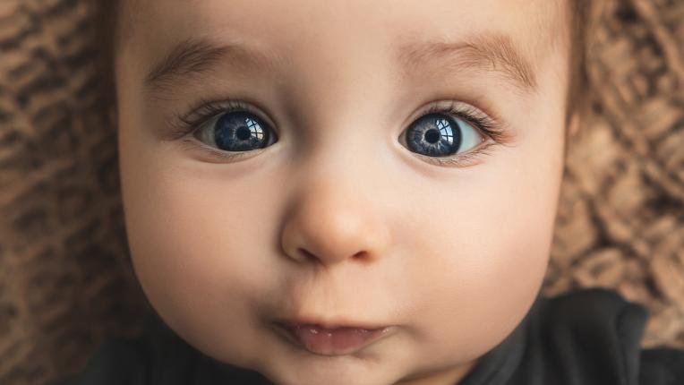 Защо се променя цветът на очите на бебето