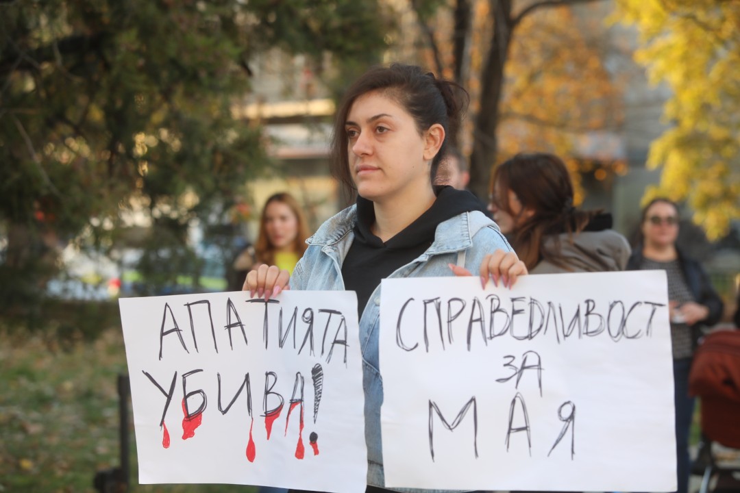 <p>Протест срещу насилието над животни се проведе пред ВМА. Протестът е организиран от &quot;Приятели на Мечо&quot; и &quot;Невидими животни&quot;. Повод за недоволството е прегазването на кучето Мая в София. Протестиращите искат &quot;Справедливост за Мая&quot;. Протестиращите настояват ВМА да уволни доктор Ненад Цоневски, който беше заснет да минава с автомобил през кучето пред гараж в квартал &quot;Разсадника&quot;.</p>