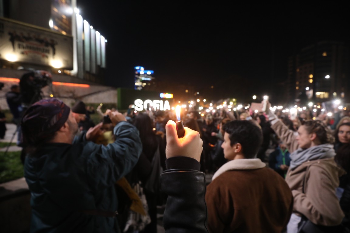 <p>Под надслов &bdquo;Справедливост за Мая&ldquo; граждани се събраха пред Военномедицинска академия (ВМА) на протест срещу жестокостта към животните. Събралите се протестиращи преминаха с шествие до НДК, където протестът приключи.</p>