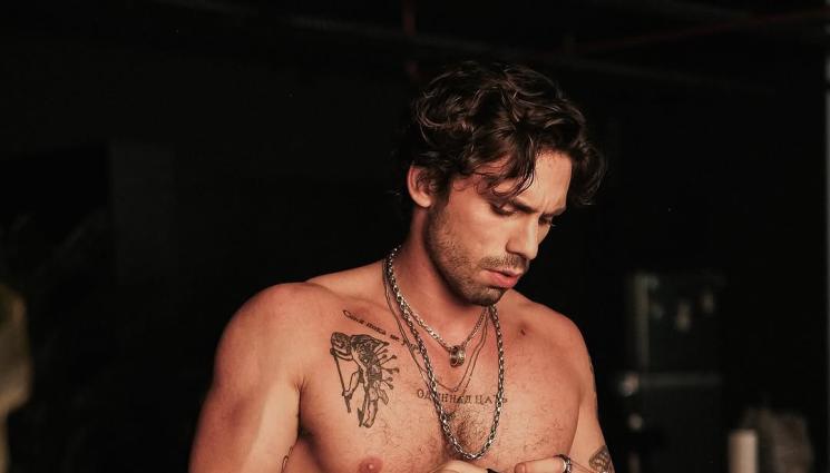 Текин - Таро Емир Текин се хваща на работа в нощен клуб в нов сериал