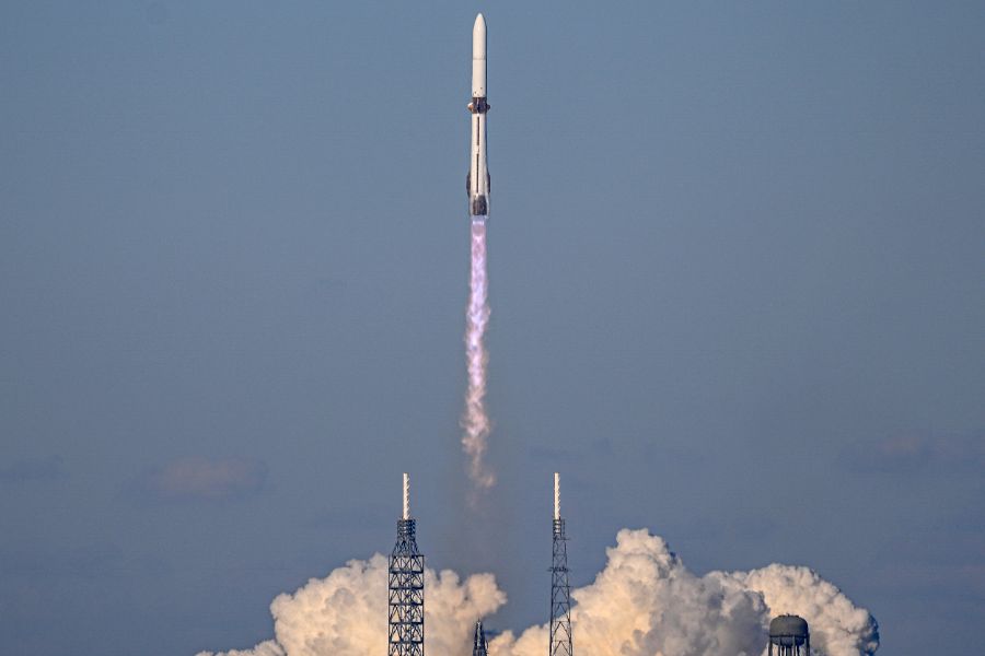 <p>Компания &quot;Блу Ориджин&quot; на американския милиардер Джеф Безос изстреля от стартовата площадка във Флорида огромната си ракета &quot;Ню Глен&quot; с два орбитални апарата на НАСА за наблюдение на Марс, предаде Ройтерс.</p>