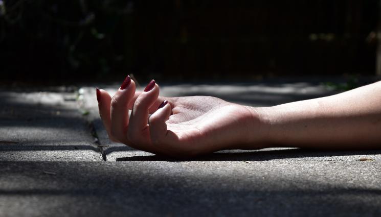 припадък - РИСКОВЕТЕ НА ПРОФЕСИЯТА: K-pop звезда припадна на сцената! (ВИДЕО)