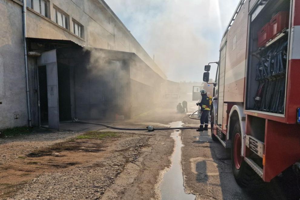 Пожар избухна в Хасково по обед в производствено хале на