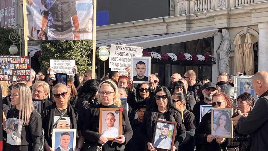 "63 сенки ще ви следят": Започна „Маршът за ангелите“ в памет на жертвите от „Пулс"