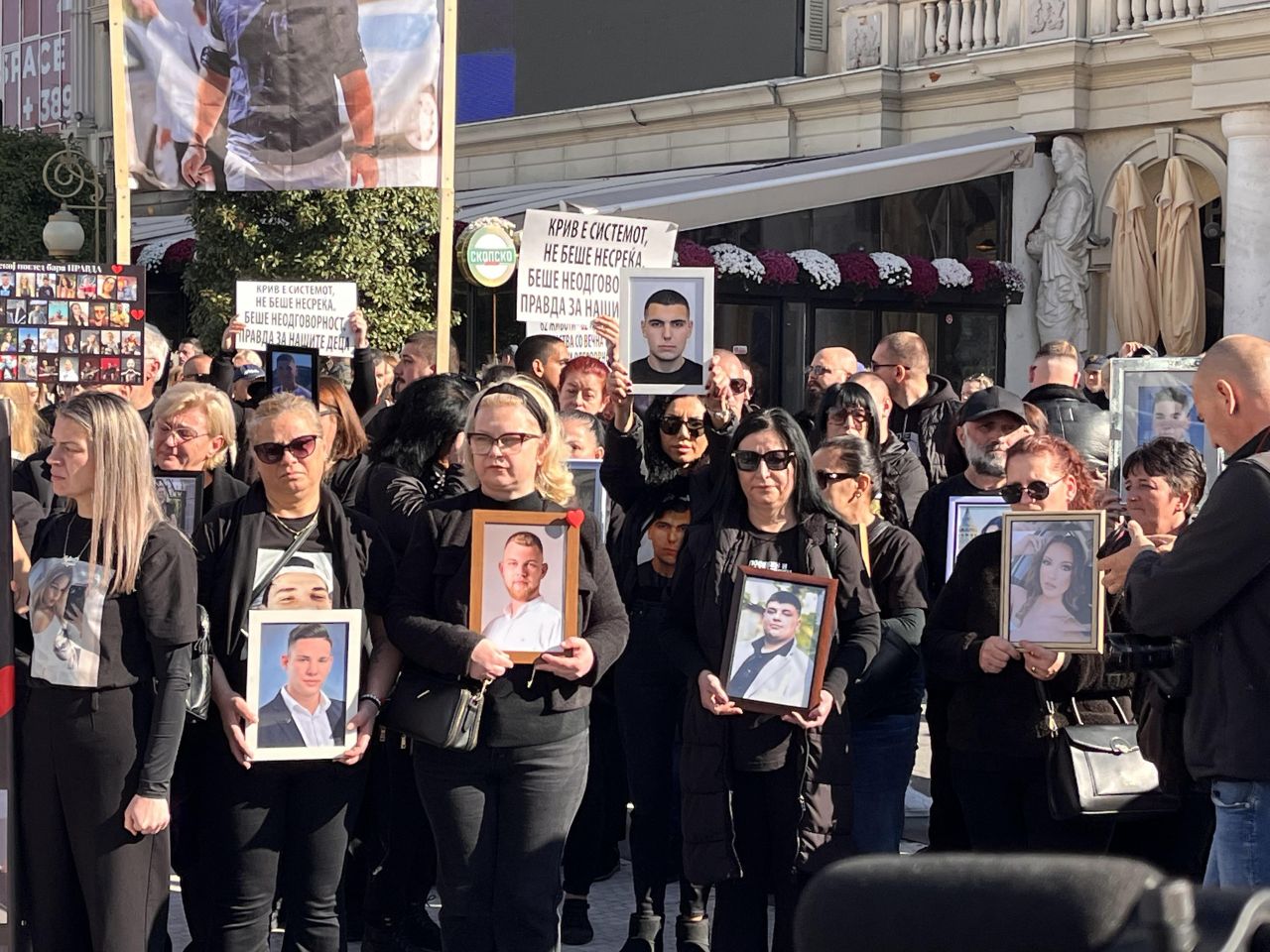 "63 сенки ще ви следят": Започна „Маршът за ангелите“ в памет на жертвите от „Пулс"