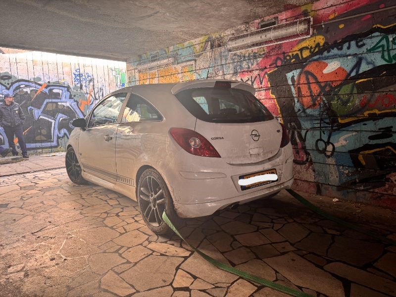 <p>Кола с чуждестранна регистрация е паркирана в подлез във Варна.</p>