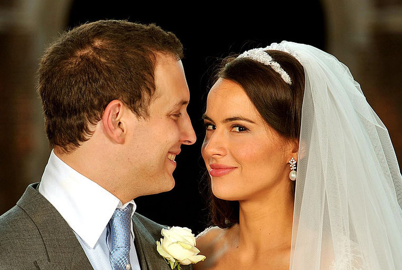 Коя е Софи Уинкълман – актрисата от „Двама мъже и половина“, която стана лейди