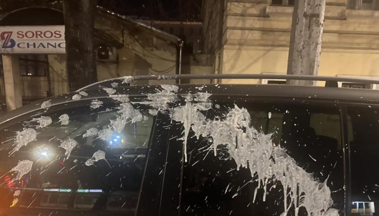 е - НОВА МОДА НА ПЪТЯ: Гамени заливат с мляко коли и пешеходци!