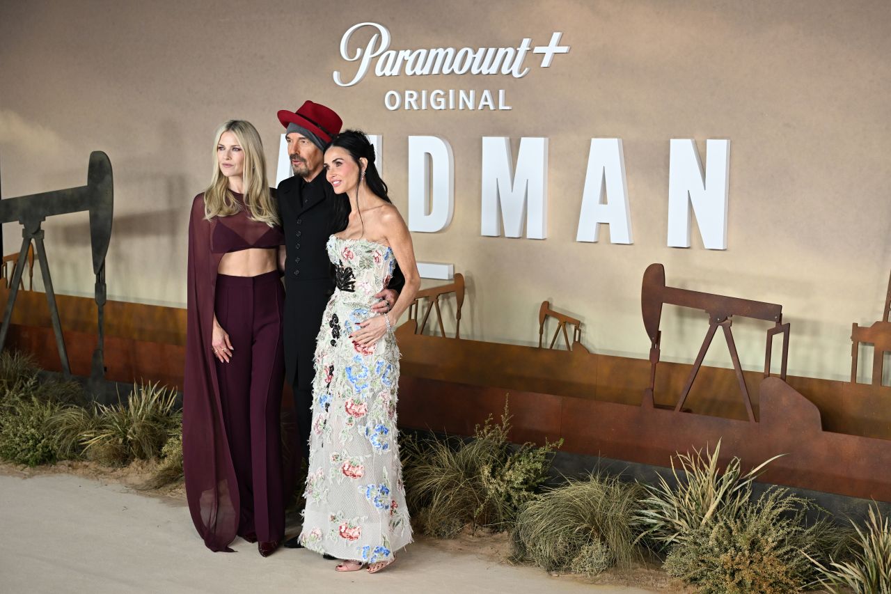 <p>На премиерата на &bdquo;Landman&ldquo; Деми Мур впечатли с бродирана рокля без презрамки, допълнена с елегантни обувки в телесен цвят и диамантени обеци, а визията ѝ плени всички на червения килим в Лондон.</p>