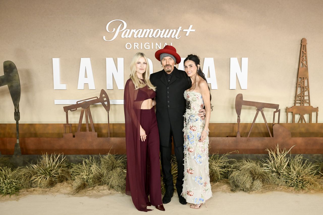 <p>На премиерата на &bdquo;Landman&ldquo; Деми Мур впечатли с бродирана рокля без презрамки, допълнена с елегантни обувки в телесен цвят и диамантени обеци, а визията ѝ плени всички на червения килим в Лондон.</p>