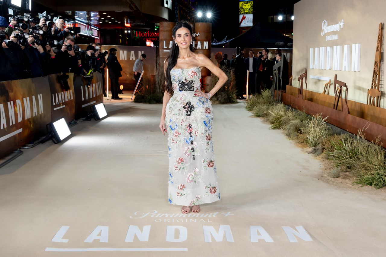 <p>На премиерата на &bdquo;Landman&ldquo; Деми Мур впечатли с бродирана рокля без презрамки, допълнена с елегантни обувки в телесен цвят и диамантени обеци, а визията ѝ плени всички на червения килим в Лондон.</p>