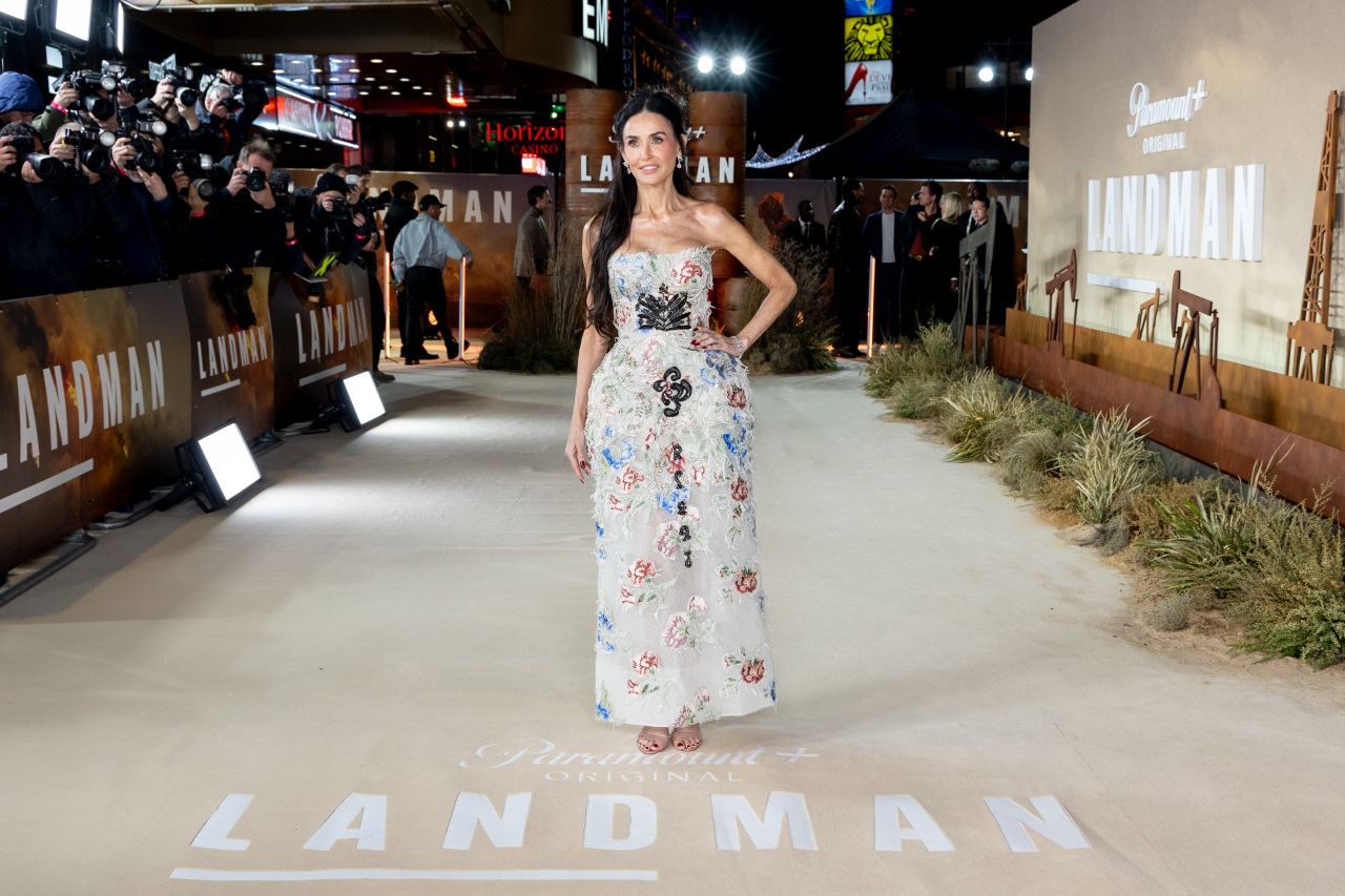 <p>На премиерата на &bdquo;Landman&ldquo; Деми Мур впечатли с бродирана рокля без презрамки, допълнена с елегантни обувки в телесен цвят и диамантени обеци, а визията ѝ плени всички на червения килим в Лондон.</p>