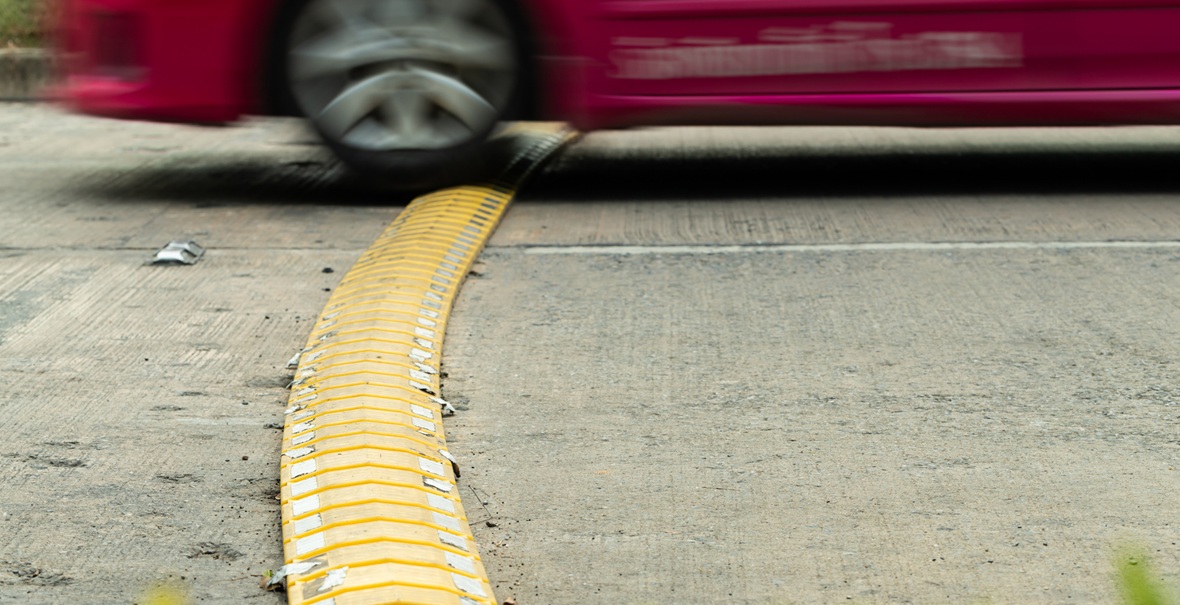 Защо не трябва да се спира рязко пред „легнал полицай“