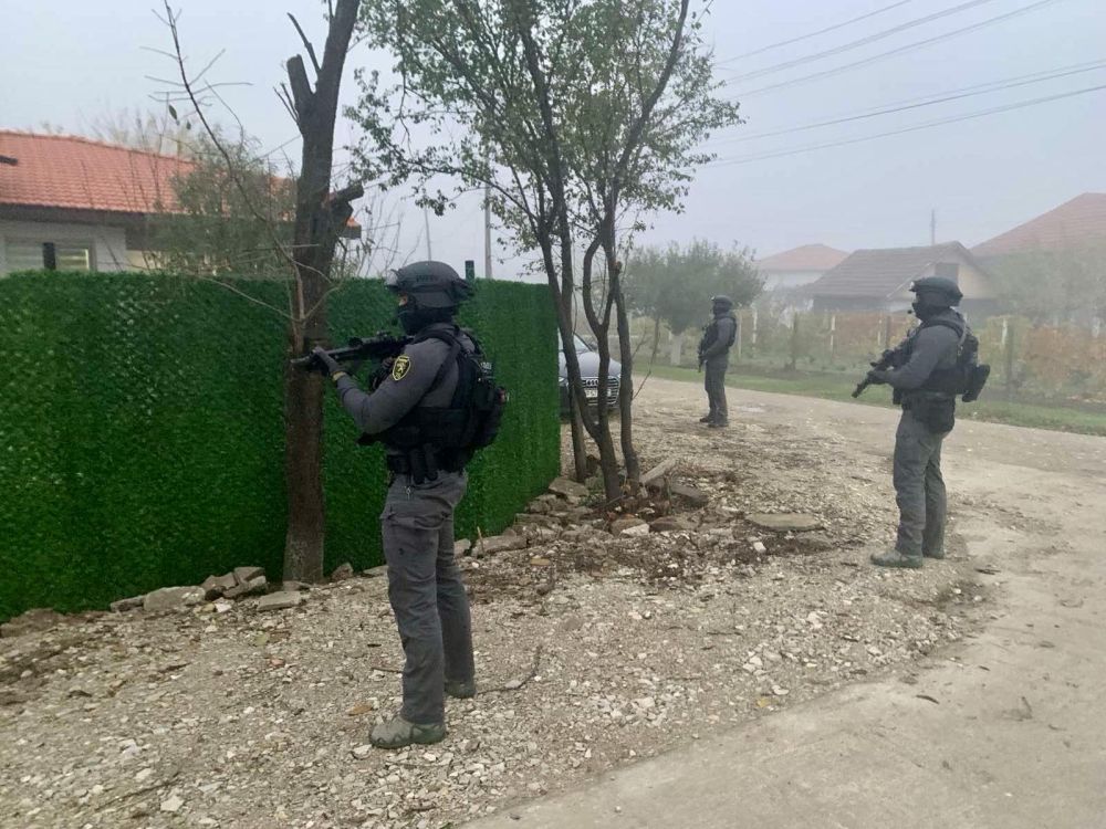 Разбиха група, пращала дрога по куриер в цялата страна