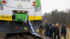 Премиерът Доналд Туск на мястото на взрив на жп линия