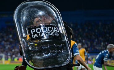 Такъв бой отдавна не сте виждали: полицаи укротяват играчи с лютив спрей (видео)