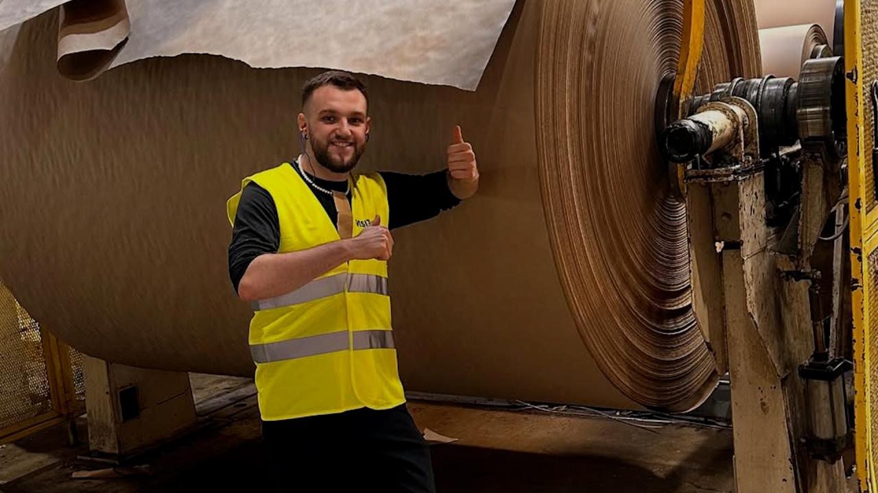 Украинец прави хартия от паднали листа