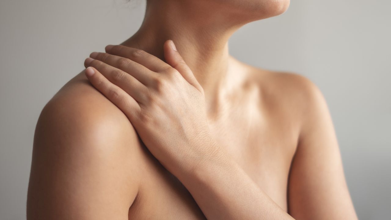 <p><strong>1. Нараствания по кожата</strong> Множество възли, плаки или петна обикновено показват себореен кератоз &ndash; доброкачествени новообразувания, които не изискват специално лечение. Ако обаче те се появят внезапно и станат твърде много, това може да е симптом на синдрома на Лезера-Трела. Това е рядък паранеопластичен кожен маркер, свързан със злокачествени заболявания, най-често аденокарциноми на дебелото черво, млечната жлеза или стомаха, а понякога и при тумори на бъбреците, черния дроб и панкреаса.</p>