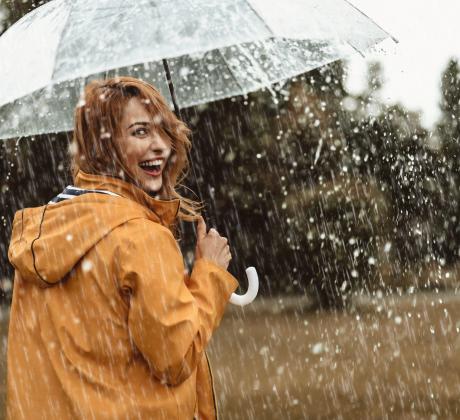 Дъждът често ни хваща неподготвени – прическата тръгва в собствени