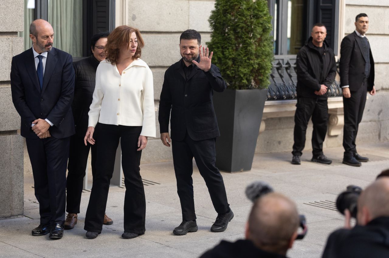 Испания посреща Зеленски - президентът се срещна с производители на оръжия