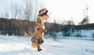 Булка каза "Да!" в надуваем костюм на динозавър (ВИДЕО)