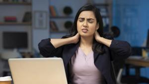 Болки във врата: Какви са причините и как да си помогнем