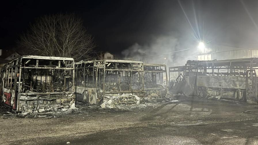 Пожар изпепели автобуси, два буса и леки коли в Костинброд