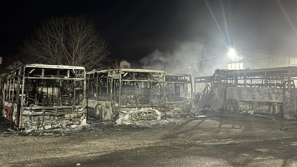 Пожар изпепели автобуси, два буса и леки коли в Костинброд