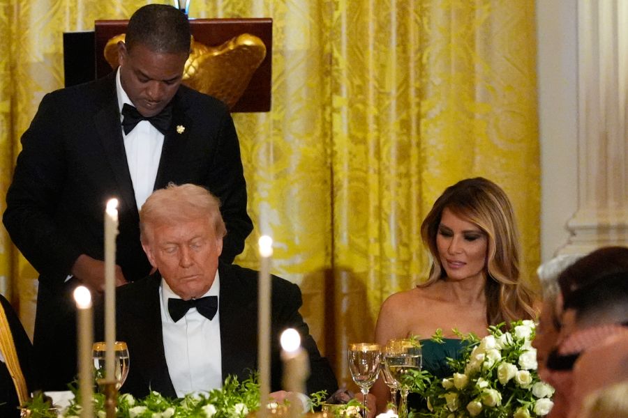 <p>Футболната суперзвезда Кристиано Роналдо, най-богатият човек в света - Илон Мъск, и шефът на &quot;Нвидиа&quot; (Nvidia) - компанията с най-голяма пазарна капитализация в света, бяха сред гостите на вечерята, която президентът на САЩ Доналд Тръмп даде в Белия дом в чест на саудитския престолонаследник Мохамед бин Салман, предаде Ройтерс.</p>