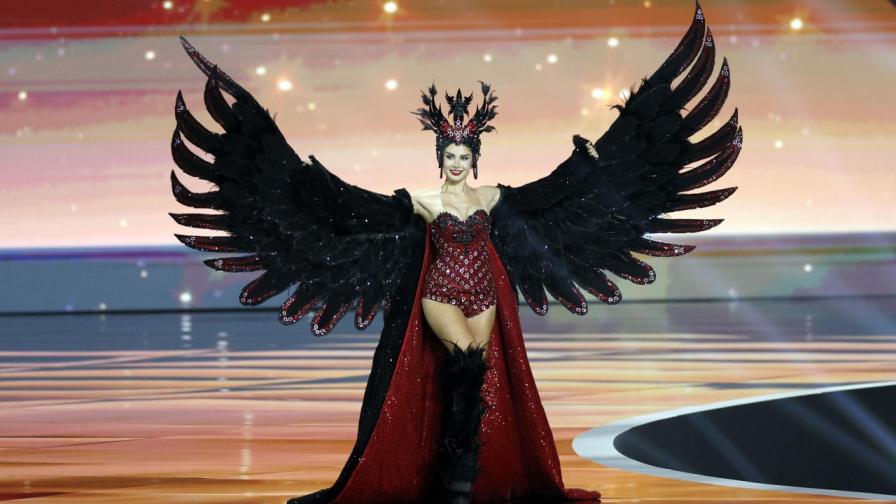 Пищност, блясък, пера: Конкурсът за костюми...