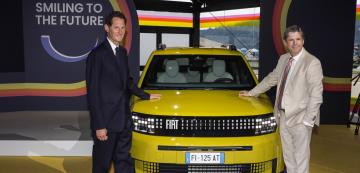 <p>Джон Елкан (в ляво)</p>